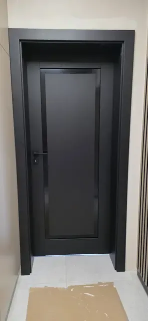 Czarne drzwi wewnętrzne w czarnej ościeżnicy po montażu